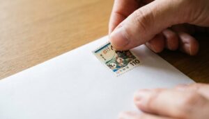 【2026年最新】確定申告の返信用封筒と切手代はいくら？郵送の書き方・いらないケースを徹底解説 | 郵便life | 郵便局で日常をもっと便利に